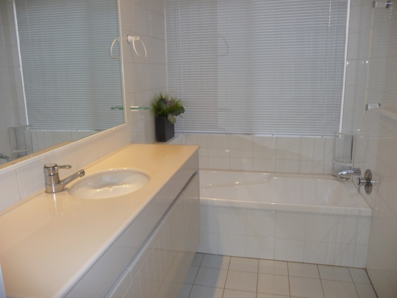 24/125 Santa Cruz Boulevard, Clear Island Waters QLD 4226