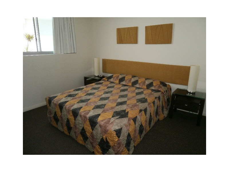 1 Como Cres, Southport QLD 4215