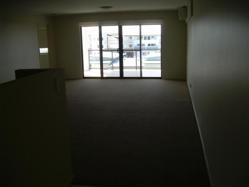 32/4 Grand Parade, Kawana Island QLD 4575