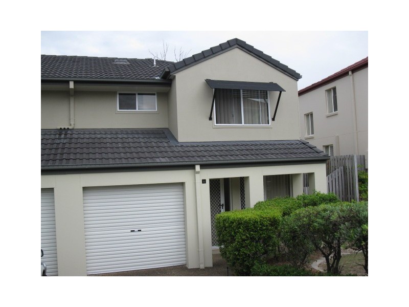 74 Universal St, Pacific Pines QLD 4211