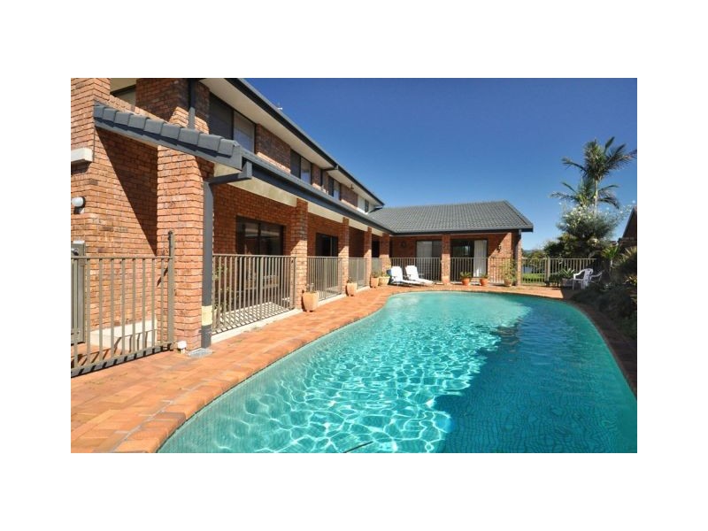 65 Sailaway Street, Mermaid Waters QLD 4218