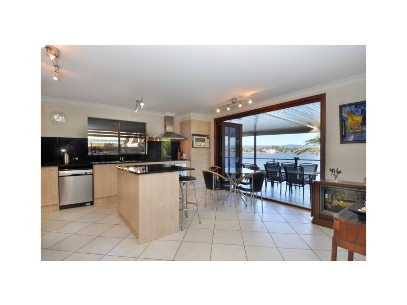 65 Sailaway Street, Mermaid Waters QLD 4218