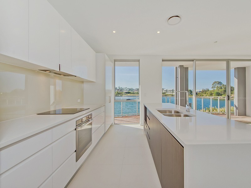 9 Southbay Drive, Varsity Lakes QLD 4227