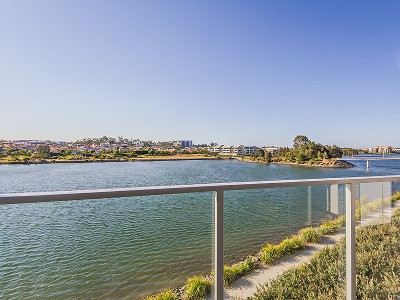 9 Southbay Drive, Varsity Lakes QLD 4227