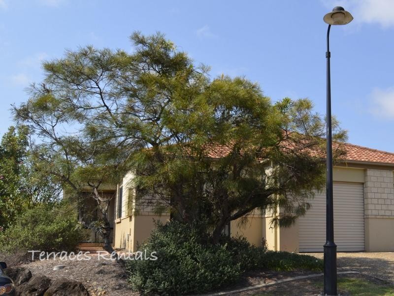 1a/24 Amsonia Court,, Arundel QLD 4214