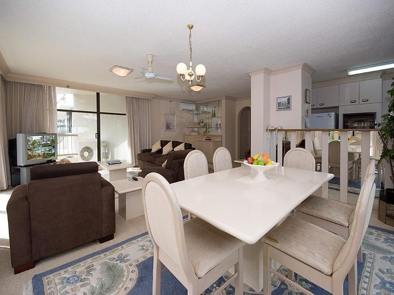 2/1 ALBERT AVENUE, Broadbeach QLD 4218