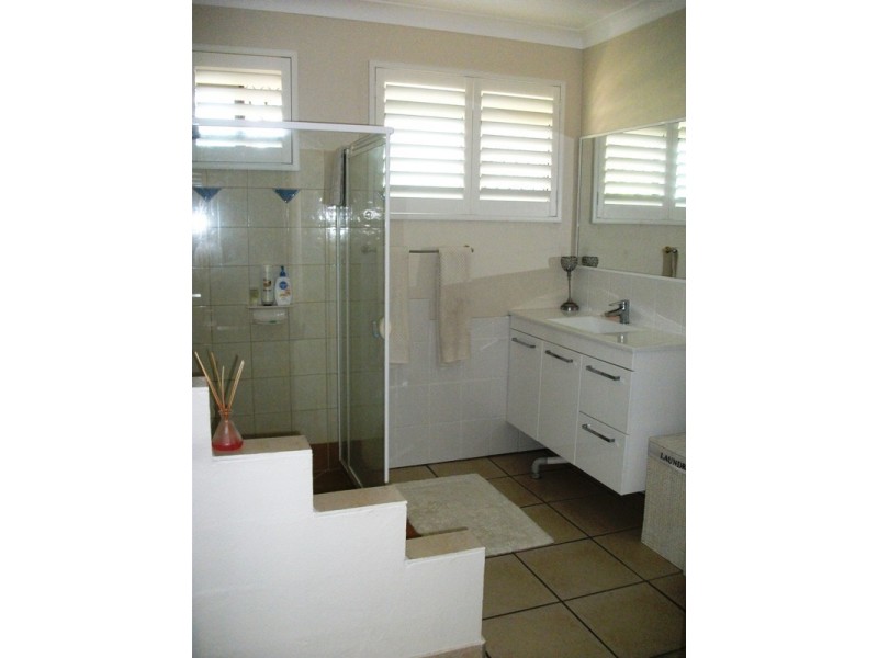 8 O’Grady Drive, Paradise Point QLD 4216