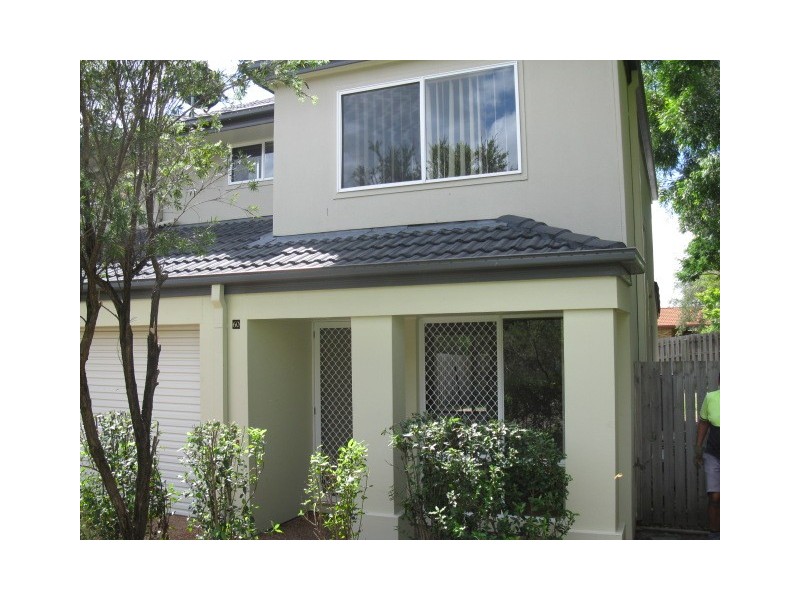 74 Universal St, Pacific Pines QLD 4211