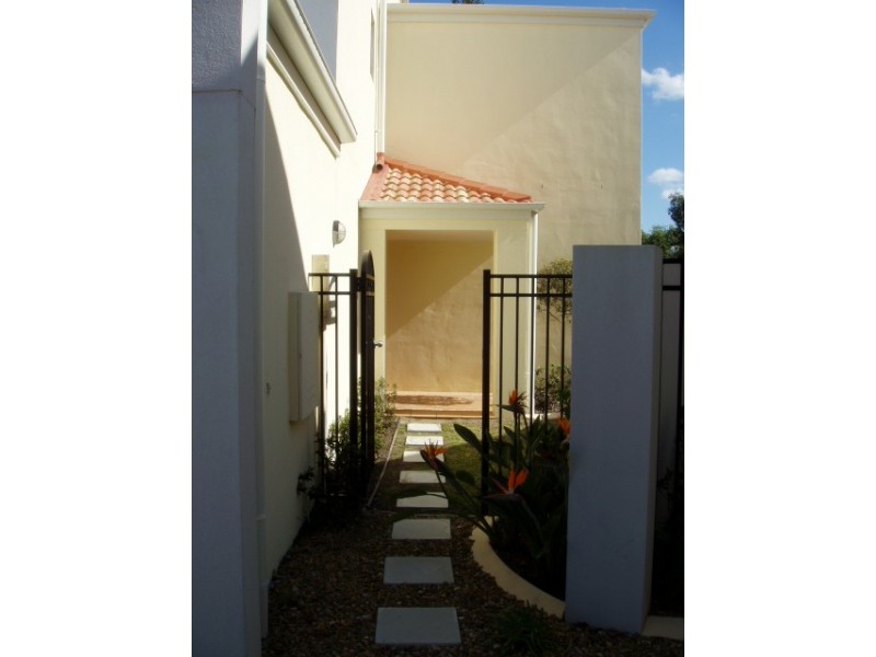 8874/1 Magnolia Drive East, Hope Island QLD 4212