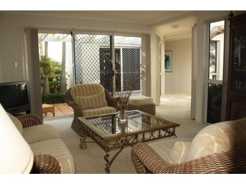 1/100 Cotlew St East, Southport QLD 4215