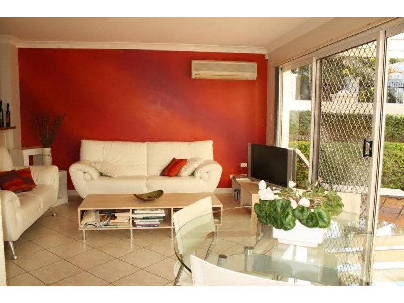 1/100 Cotlew St East, Southport QLD 4215