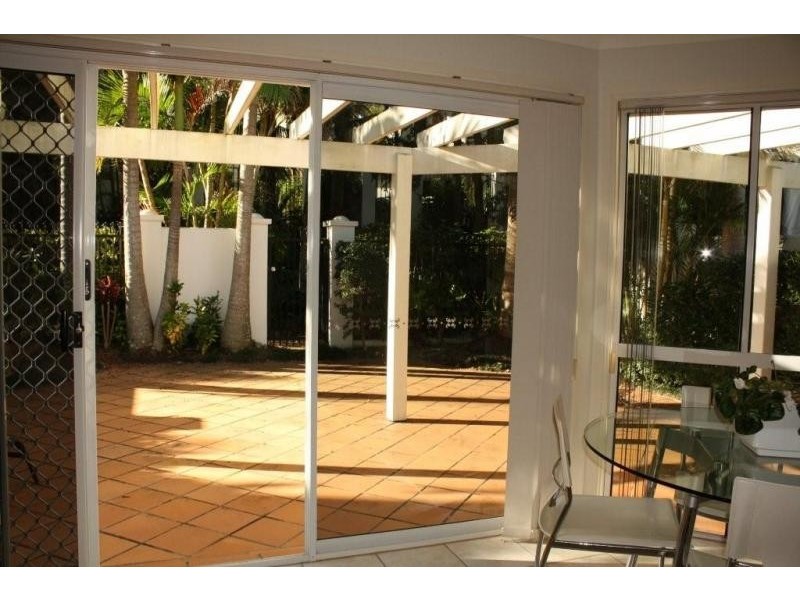 1/100 Cotlew St East, Southport QLD 4215