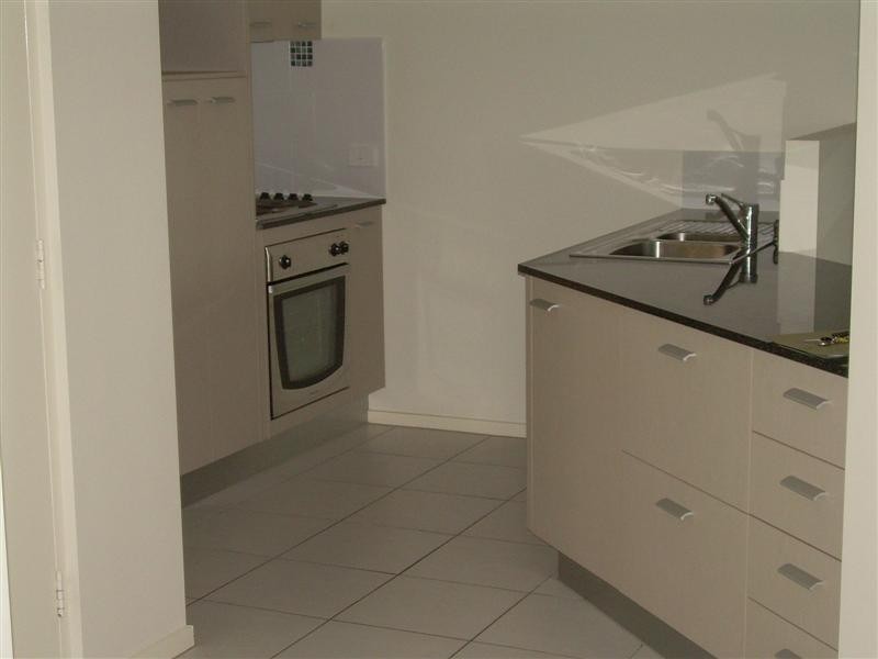 2/4 Grand Parade, Kawana Island QLD 4575