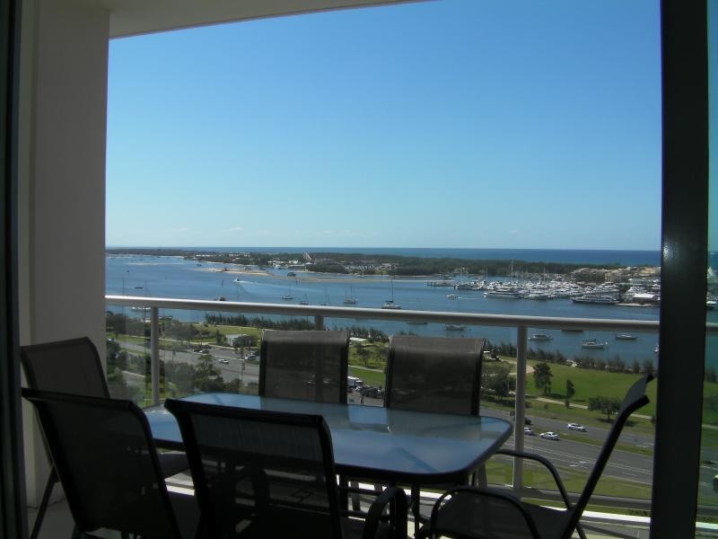 4/1 Como Crescent, Southport QLD 4215