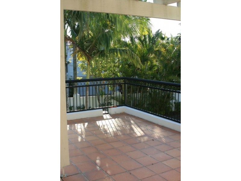 11/100 Cotlew St East, Southport QLD 4215