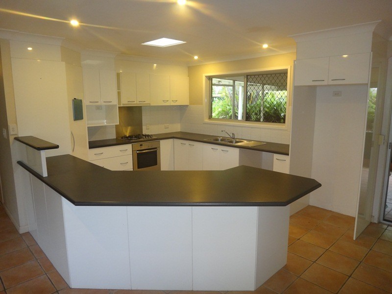 16 Tambourah Drive, Benowa QLD 4217