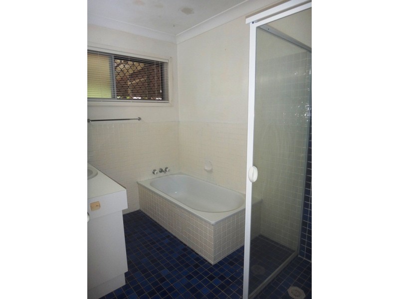 16 Tambourah Drive, Benowa QLD 4217