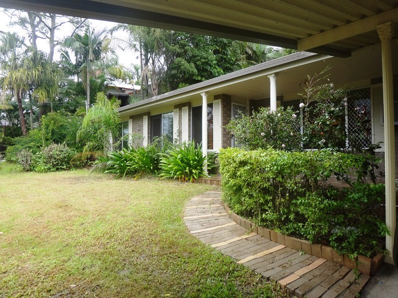 16 Tambourah Drive, Benowa QLD 4217