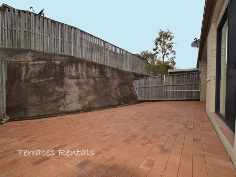 1b/24 Amsonia Court,, Arundel QLD 4214