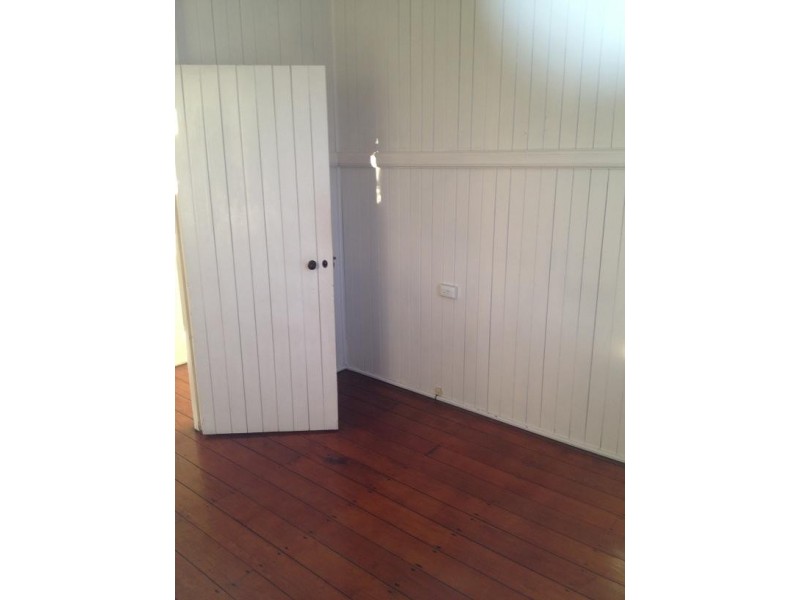 16 New Chum Street, Dinmore QLD 4303