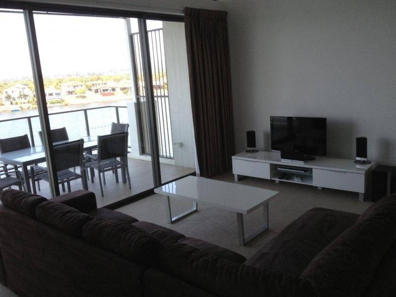 9 Moores Crescent, Varsity Lakes QLD 4227