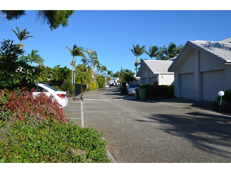 300 Cottesloe Drive, Mermaid Waters QLD 4218