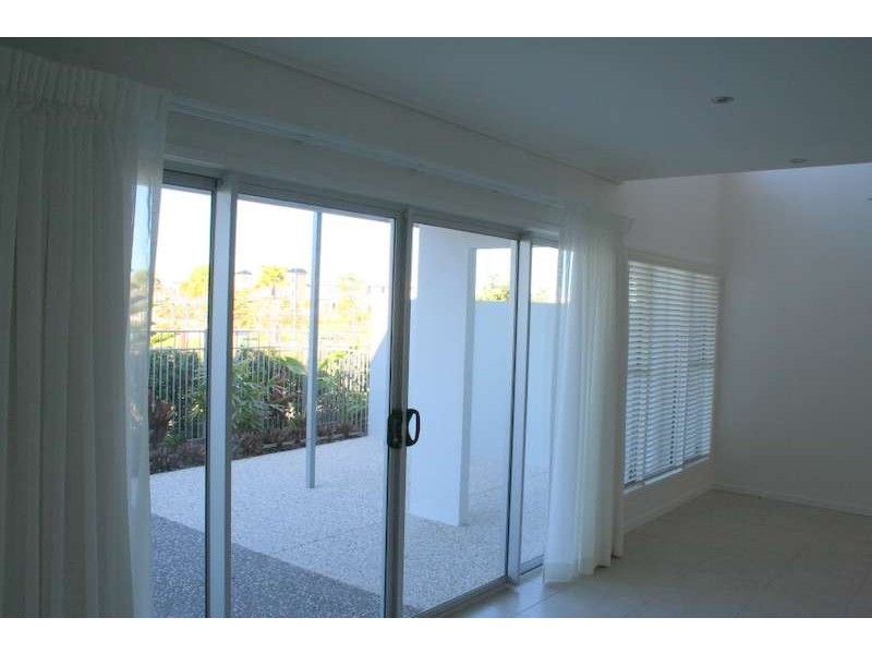 08/10 Grand Parade, Kawana Island QLD 4575
