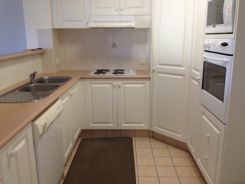 11/37 Mawarra Street, Chevron Island QLD 4217