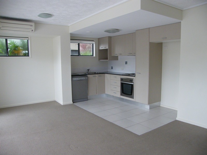 4/4 Grand Parade, Kawana Island QLD 4575