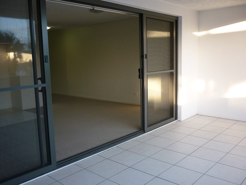 4/4 Grand Parade, Kawana Island QLD 4575