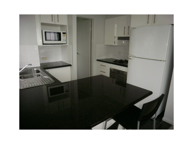 5 Woodroffe Avenue, Main Beach QLD 4217