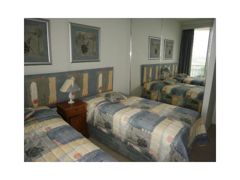 5 Woodroffe Avenue, Main Beach QLD 4217