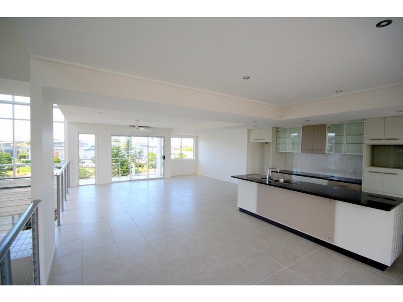 10/10 Grand Parade, Kawana Island QLD 4575