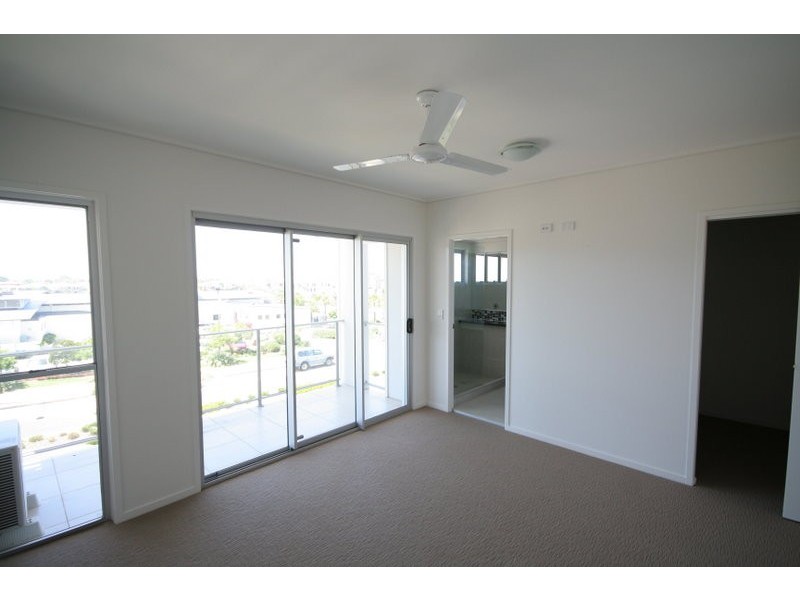 10/10 Grand Parade, Kawana Island QLD 4575
