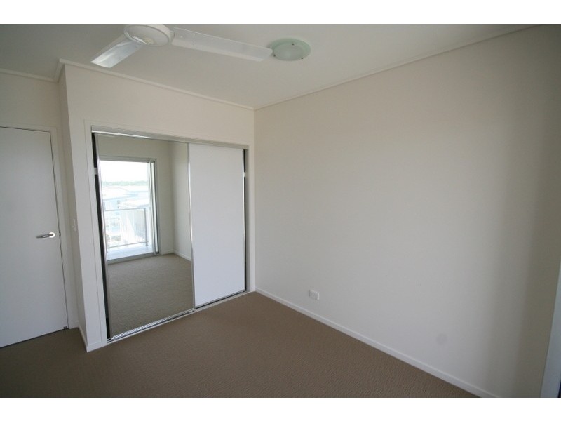 10/10 Grand Parade, Kawana Island QLD 4575