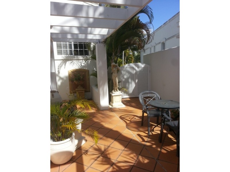 6/100 Cotlew St East, Southport QLD 4215