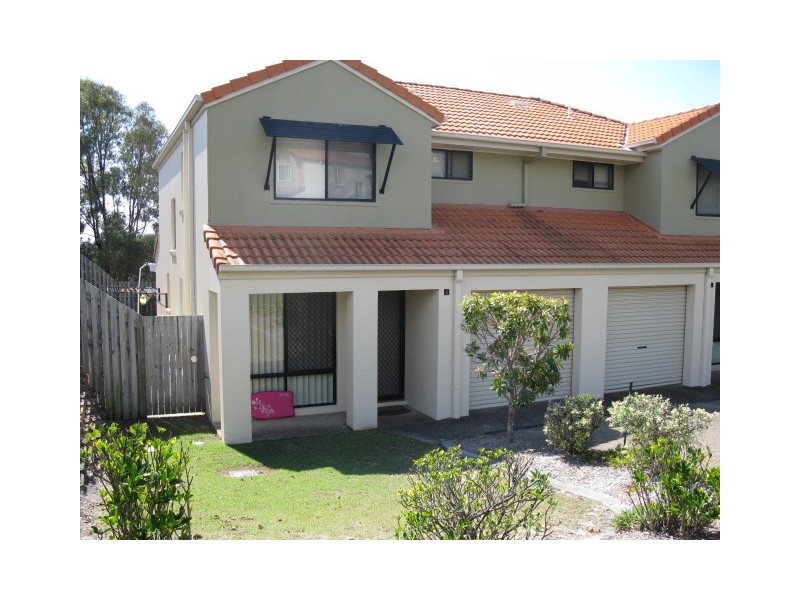 74 Universal St, Pacific Pines QLD 4211