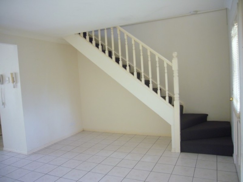 2/18 Batchworth Road, Molendinar QLD 4214