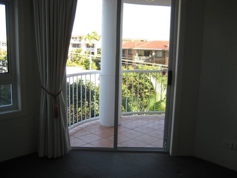 1027/2633 Gold Coast Highway, Broadbeach QLD 4218