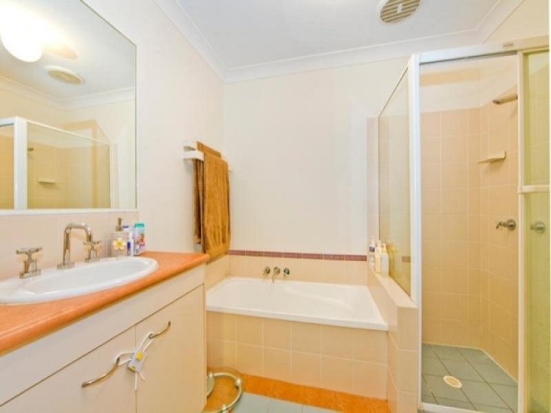 31 Simpsons Rd, Elanora QLD 4221