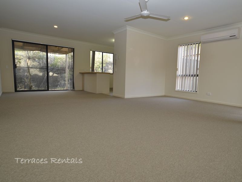 1a/24 Amsonia Court,, Arundel QLD 4214