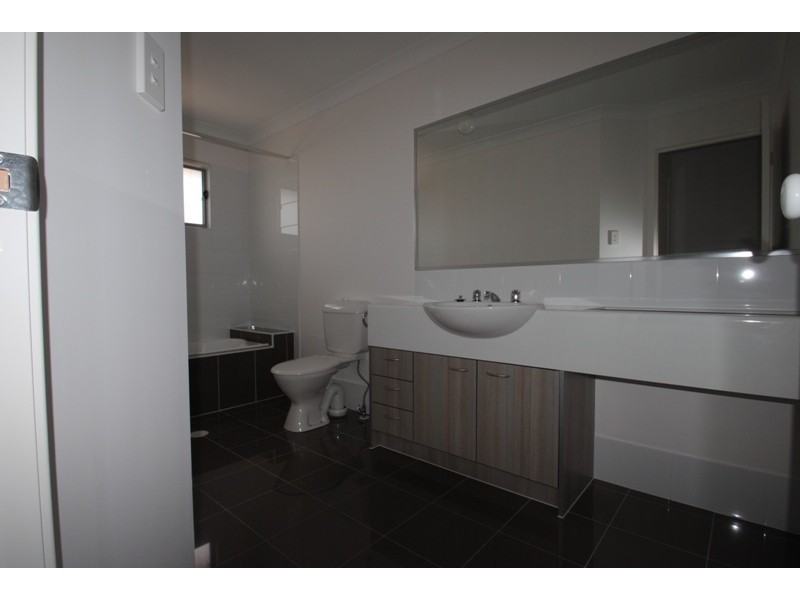 1 McAualey Parade, Pacific Pines QLD 4211