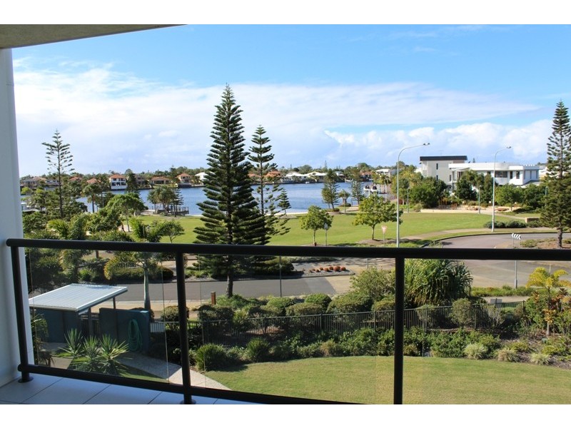 41/4 Grand Parade, Kawana Island QLD 4575