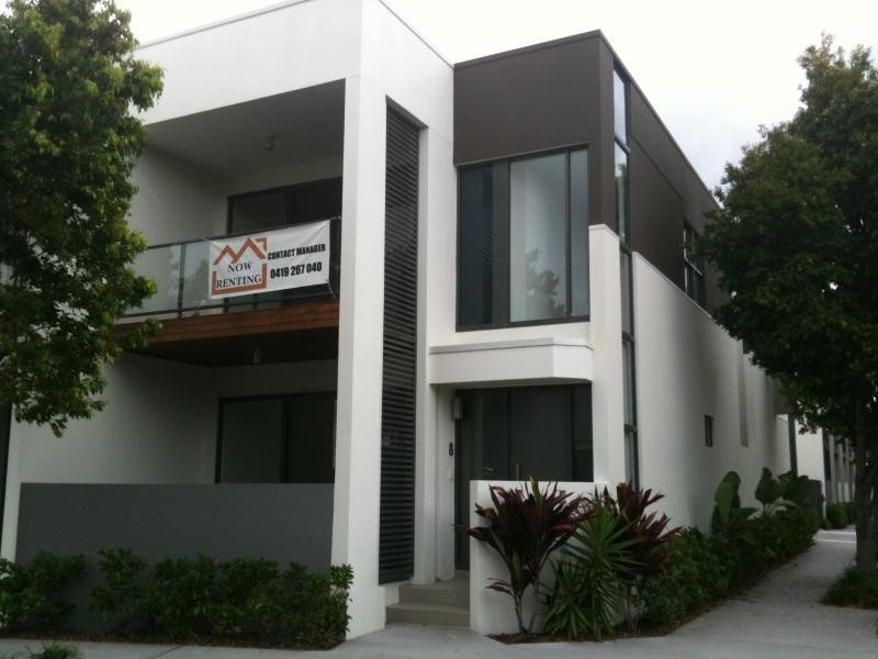 9 Moores Crescent, Varsity Lakes QLD 4227