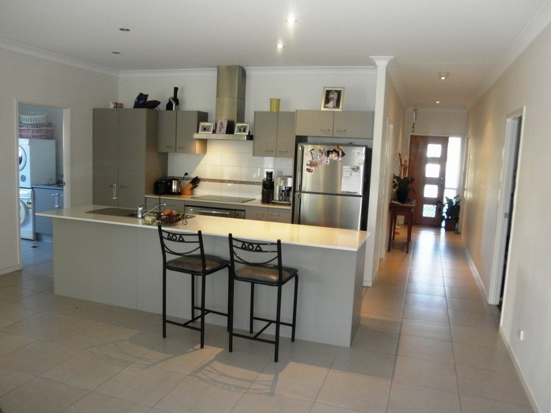 8 Marks Drive, Varsity Lakes QLD 4227