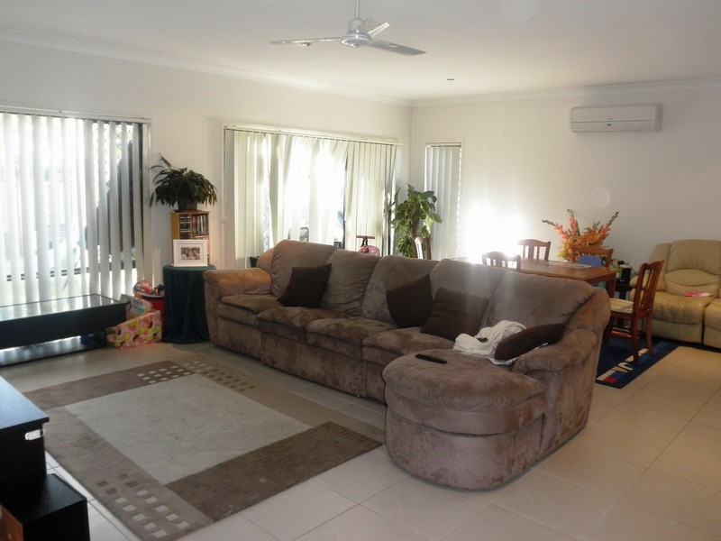8 Marks Drive, Varsity Lakes QLD 4227