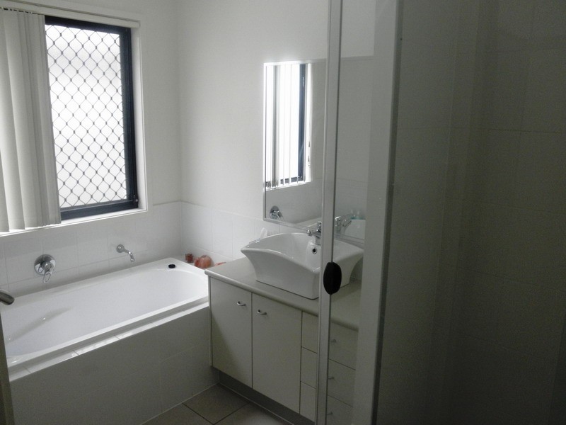 8 Marks Drive, Varsity Lakes QLD 4227