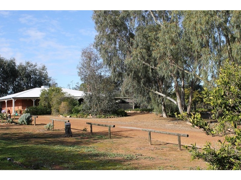 8 Lee Crescent, York WA 6302