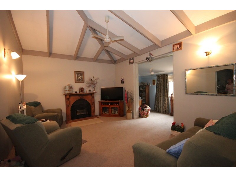 8 Lee Crescent, York WA 6302