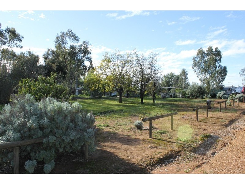 8 Lee Crescent, York WA 6302